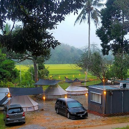 Tanah Merah Glamping Village Kuala Kangsar Bagian luar foto